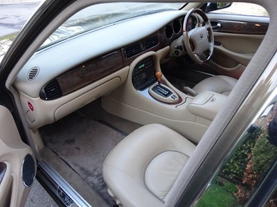 Lot 44 - 2001 Daimler V8 4 Litre Long Wheelbase