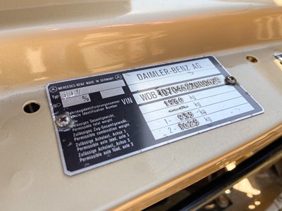 Lot 14 - 1981 Mercedes-Benz 500 SL