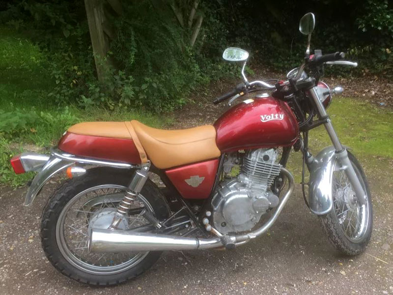 SUZUKI Volty 赤色 バイク Lot 77 - 2002 Suzuki TU250 Volty